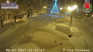 Piazza di Cansano la serata di Venerdi, letteralmente sepolta dalla neve.