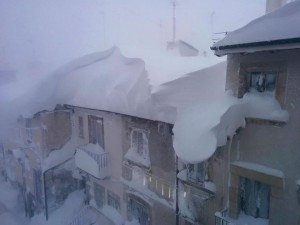 Impressionanti accumuli di neve caduti in questi giorni a Pescocostanzo (AQ) in Abruzzo. Foto di Riccardo Magrini