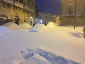 Una foto scattata a Santeramano in Puglia, con le macchine sommerse da accumuli oltre i 60cm di neve.