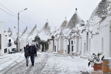 Neve in Puglia: lo spettacolo incantato dei trulli di Alberobello e della spiaggia di Porto Cesareo