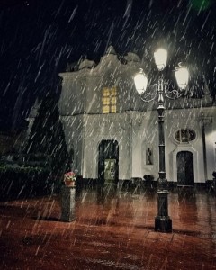 La chiesa di San Michele Arcangelo ad Anacapri sotto la neve. Fonte: http://napoli.repubblica.it/cronaca/2017/01/10/foto/neve_a_capri_fiocchi_in_piazzetta_e_sul_monte_solaro-155773397/1/#1