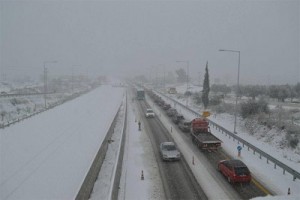 Neve e traffico bloccato sulla superstrada Corinth-Patras in Grecia. Fonte: http://strangesounds.org/2017/01/weather-anomaly-snow-greece-kills-2-intense-cold.html