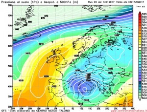 Configurazione sinottica prevista da GFS06z per la giornata di Martedi 17, con la presenza di un'intensa ed estesa figura di bassa pressione sul Mediterraneo , recante maltempo sull'Italia. Mentre correnti artiche più fredde e secche interessano il nord, con un tipo di tempo più asciutto.