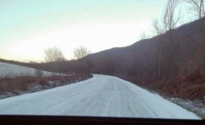 Neve e ghiaccio sulla strada ai Castelli Romani. Foto di Luciano Sciurba via : www.ilmessaggero.it