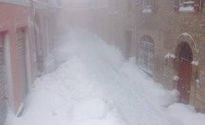 Una strada di Atri completamente sommersa dalla neve.