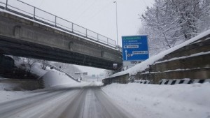Le strade vicino Campobasso interessate dal ghiaccio e dalla neve. Fonte: http://cblive.it/47874-ancora-neve-campobasso-scuole-chiuse-domani-previsto-un-peggioramento