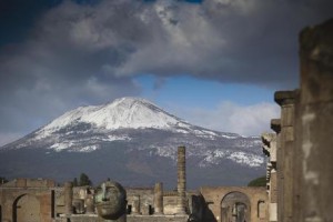 Ecco come si presentava il Vesuvio questa mattina, ricoperto di neve sino a quote collinari. Fonte: http://www.ansa.it/campania/notizie/2017/01/15/neve-su-vesuvio-fino-a-bassa-quota_4e586145-1915-4299-b5f8-8a649fa98ec5.html