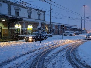 Il centro di chieti sotto una fitta nevicata. Fonte: http://www.corriere.it/cronache/17_gennaio_17/ancora-neve-paesi-terremoto-abruzzo-300mila-persone-buio-5f486bb4-dcaa-11e6-8f57-4c08b8d088ab.shtml