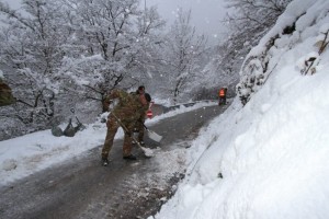 l'Esercito in azione per sgombrare le strade dalla neve a Pieve Torina. Fonte: www.cronachemaceratesi.it