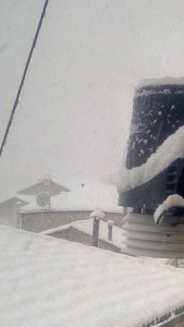 Sant'Agata di Puglia (FG) stamattina sotto una fitta nevicata. Foto di Meteo Sant'Agata via twitter 