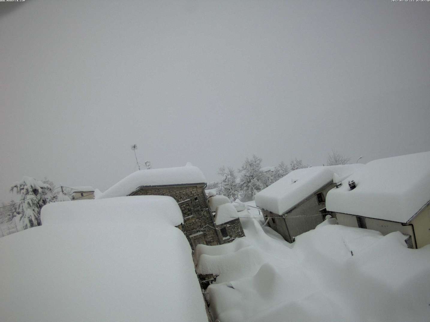 Tempo in atto: il vortice depressionario insiste sul Centro-Sud Italia dove porta maltempo con neve molto abbondante in Appennino.