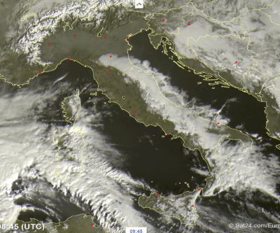 Tempo in atto, peggiora con piogge diffuse sulle isole maggiori. Resistono ampie schiarite al Centro-Nord 22 gennaio 2017, fonte: Sat24.com