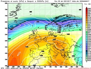 Una lunga fascia di alta pressione che dall'atlantico va estendendosi sino in Europa durante il prossimo weekend. Un'area isolata di bassa pressione rimarrebbe confinata fra Nord Africa, penisola Iberica e Mediterraneo occidentale.