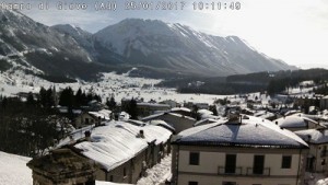 Scatto webcam da Campo di Giove (AQ) dove splende il sole sopra la neve. Fonte: http://www.wildlifemajella.com/images/webcam/cdg/cdg.jpg