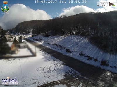 Webcam di Tagliacozzo Marsia, con una leggera spruzzata di neve presente al bordo della strada e sui campi adiacenti. Fonte: http://ipcam.witel.it/img/marsia/ipcam/01/hires/snapshot.jpg