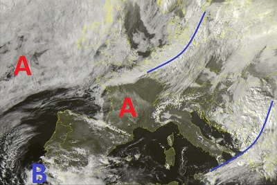 Scatto satellitare Europeo relativo a queste ore, con della residua instabilità fra Sicilia e Calabria e un tempo in prevalenza soleggiato altrove, eccetto per delle residua nebbie in valpadana occidentale.