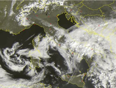 Tempo in atto: molte nubi al Centro-Sud con piogge, ampie schiarite al Nord. L’immagine satellitare descrive il peggioramento del Sabato 