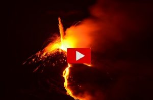 L’etna torna ad eruttare: le splendide immagini in diretta