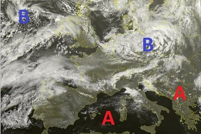 Situazione live dal Satellite, con il Mediterraneo interessato da un promontorio di alta pressione che garantisce tempo stabile ma con nuvolosità bassa fra levante ligure e toscana. Mentre in Atlantico inizia ad organizzarsi un'intensa perturbazione Atlantica.