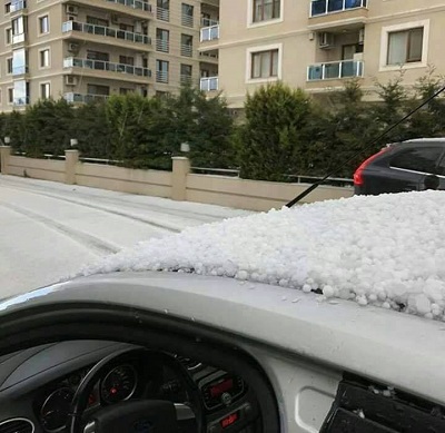 Grandine in Turchia Izmir è stata imbiancata dal ghiaccio
