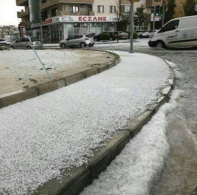 Grandine in Turchia Izmir è stata imbiancata dal ghiaccio2