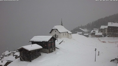 Neve in atto anche a Bettmeralp, Svizzera. Fonte: http://www.bettmeralpbahnen.ch/graphics/live/cam8.jpg