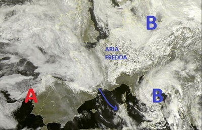 Situazione satellitare relativa alle ultime ore, con la presenza di un vortice di bassa pressione sulle regioni centro meridionali Italiane che va apportando diffusa instabilità e forti venti. Mentre al nord Italia il tempo risulta stabile e ben soleggiato. Molte nubi in Europa per la presenza di aria più fredda e umida nei bassi strati.