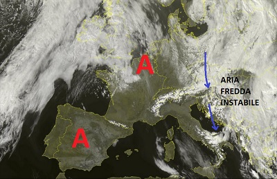 Situazione dal satellite relativa alle ultime ore, con un vasto campo di alta pressione che protegge gran parte d'Europa occidentale compreso il Mediterraneo. Mentre sulle regioni basso Adriatiche iniziano ad affluire correnti più fredde ed instabili settentrionali.