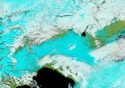 Le pianura padana coperta dalla neve in uno scatto satellitare relativo al nord Italia.