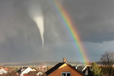 Il tornado con annesso Arcobaleno ripreso ieri su Würzburg, in Germania. Fonte: http://www.wetteronline.de/fotostrecken/2017-03-09-to?part=singlewww.wetteronline.de