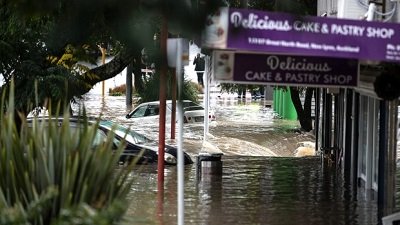 Macchine trascinate via dall'acqua ad Auckland, colpita dalle inondazioni. Fonte: http://www.stuff.co.nz