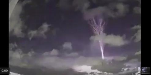 Spettacolare Blue Jet filmato in Brasile, ecco il video del fulmine ascendente dalla cima del cumulonembo - youtube.com