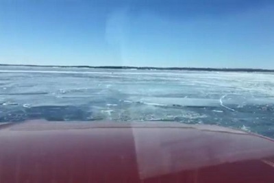 Lago Winnipeg tragedia sfiorata in Canada con un camion inghiottito dal ghiaccio