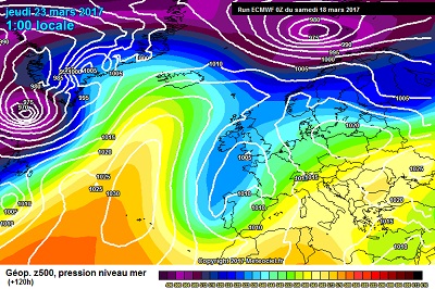La situazione prevista da ECMWF00z nella notte fra Mercoledi e Giovedi, con sempre la presenza di una vasta circolazione di bassa pressione sull'Europa occidentale ad influenzare ll tempo sulle regioni settentrionali Italiane.