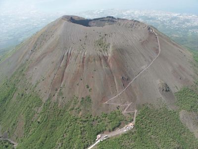 Vesuvio, lunga serie di movimenti tellurici registrati dai sismografi. Lo riferisce l’Istituto Nazionale di Geofisica e Vulcanologia attraverso il proprio portale 21 marzo 2017  