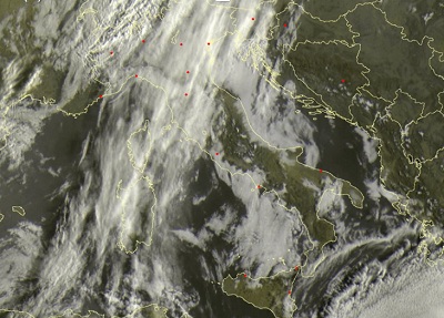 Tempo in atto: molte nubi in transito al nord Italia con piogge associate, più asciutto altrove