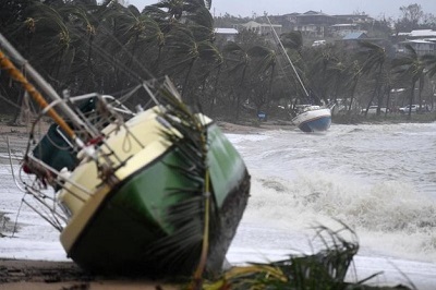 Battelli spinti dal forte vento durante il transito del Ciclone Debbie sulle coste del Queensland. Fonte: Ansa, via www.quotidiano.net