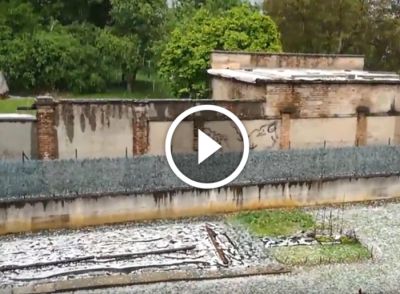 Bergamo, un’altra testimonianza video dell’intensa grandinata: acqua e ghiaccio invadono il giardino