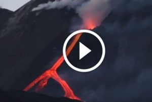 Etna: il video che sta riprendendo l’attività eruttiva del vulcano. Colata lavica verso valle