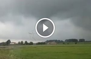 Tromba d’aria nel ferrarese, il fenomeno ripreso in diretta video: ennesimo fenomeno estremo al Nord Italia. Filmato nella seconda pagina dell'editoriale