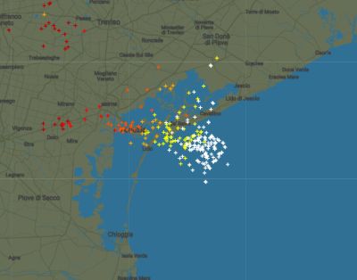 Maltempo Live, frequenti scariche elettriche al Nord Est. Evoluzione prossime ore e zone colpite. Attività temporalesca molto intensa sulle coste venete 4 maggio 2017, fonte immagine: blitzortung.org