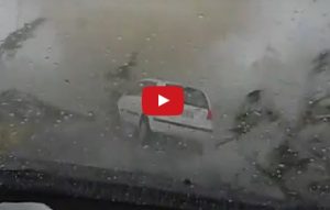 Tornado risucchia e travolge un'auto che passa