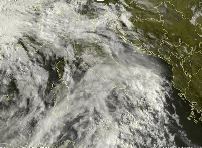 Meteo live oggi 11 Maggio: molte nubi in transito sull' Italia e piogge anche intense al Nord