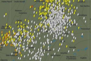 Maltempo, intensa tempesta di fulmini in atto al Nord Italia: decine di scariche in pochi minuti. La situazione 13 maggio 2017