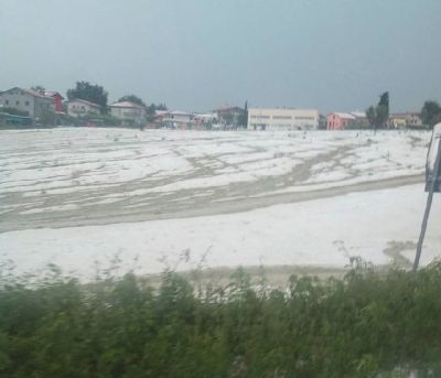 Maltempo, intensa grandinata colpisce il teramano. L’Abruzzo tra le regioni più colpite dalla veloce ma intensa ondata di maltempo che ha colpito oggi i settori appenninici del nostro Paese 15 maggio 2017