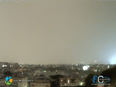 Nubifragio a Roma: un intenso temporale sta colpendo la città in questi minuti: disagi e allagamenti nei quartieri centro-settentrionali della città 19 maggio 2017.