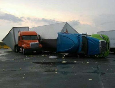 Un violento tornado attraversa il confine tra USA e Messico, con tantissimi danni a Laredo, TX, e Nuevo Laredo. Fonte: Especial via proceso.com.mx