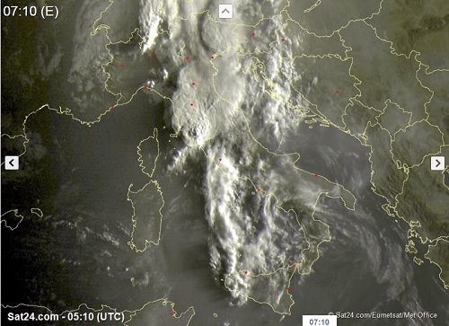 Piogge e temporali in atto al Centro-Nord nella mattinata odierna, 1 settembre - sat24.com Piogge e temporali in atto al Centro-Nord nella mattinata odierna, 1 settembre - sat24.com