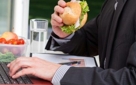 Obesità, mangiare soli aumenta i picchi glicemici: ecco lo studio che lo dimostra