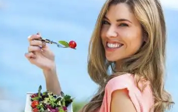 Troppo caldo e afa? Ecco cosa mangiare per stare meglio Troppo caldo e afa? Ecco cosa mangiare per stare meglio